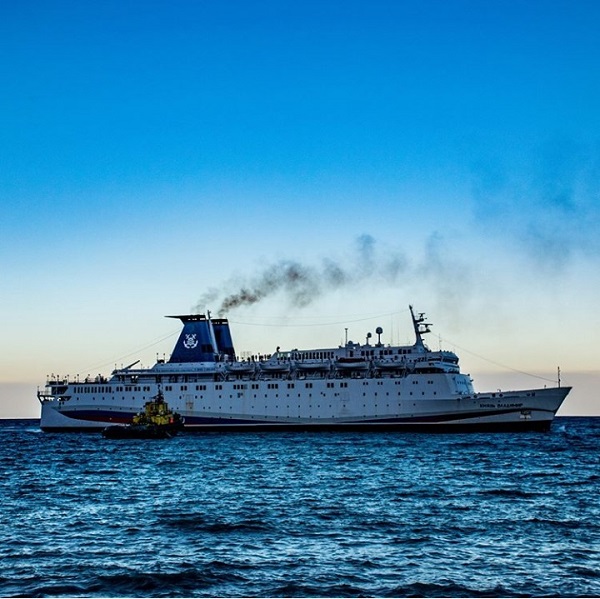 Теплоход в море Теплоход в море